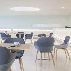 Besucherstuhl blau Besucherstühle mit Holzbeinen Cafeteria Stuhl mit Armlehnen Kantinen Stuhl Brunner Crona