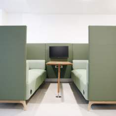 abgeschirmte Raumelemente abgeschirmte Konferenzpltäzte grün Lounge Connection TRYST Booths